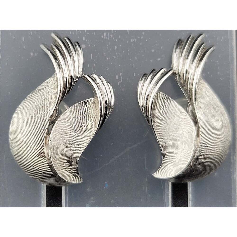 Vintage Crown Trifari Brushed Silver Rhodium Finish Flower Clip Earrings 1 1/8"